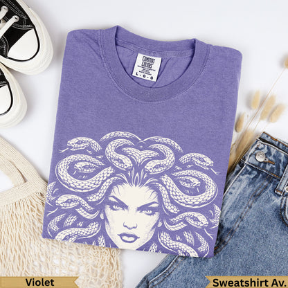 Purple graphic t-shirt featuring Medusa design, with "Violet" and "Sweatshirt Av." text.