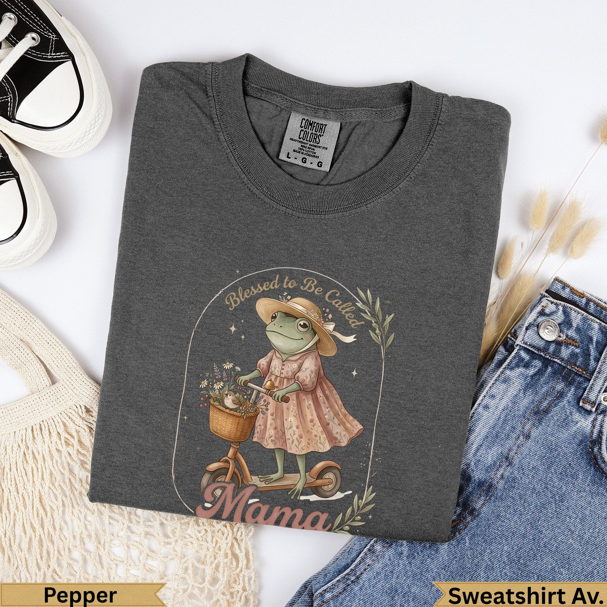 Gray t-shirt with frog wearing a hat and dress, holding flowers, "Mama" text.