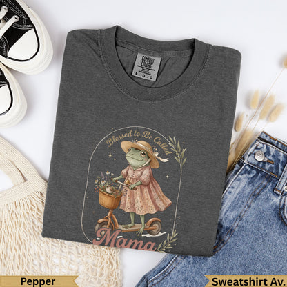 Gray t-shirt with frog wearing a hat and dress, holding flowers, "Mama" text.