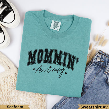 Teal Comfort Colors sweatshirt with "MOMMIN' Ain't easy" graphic.